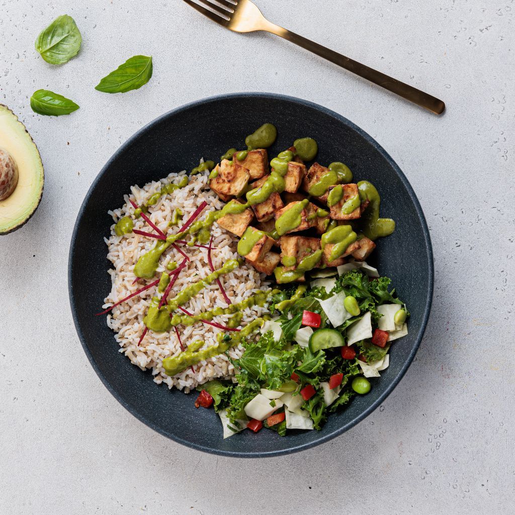 التوفو المشوي مع سلطة الإلهة الخضراء