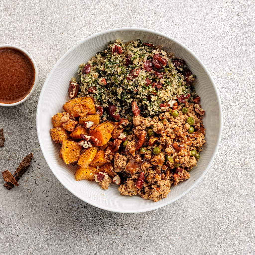 وعاء الكينوا والديك الرومي