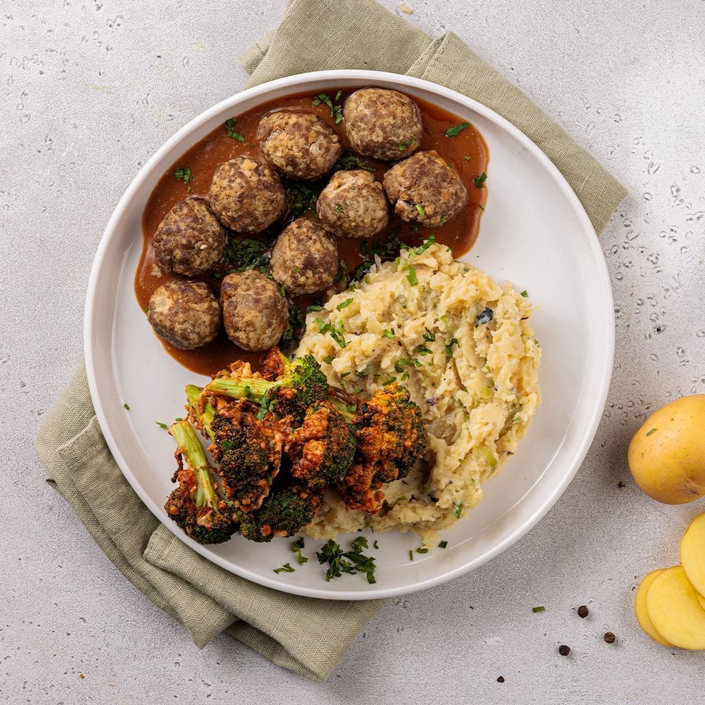 كُرات لحم مع البطاطس المهروسة
