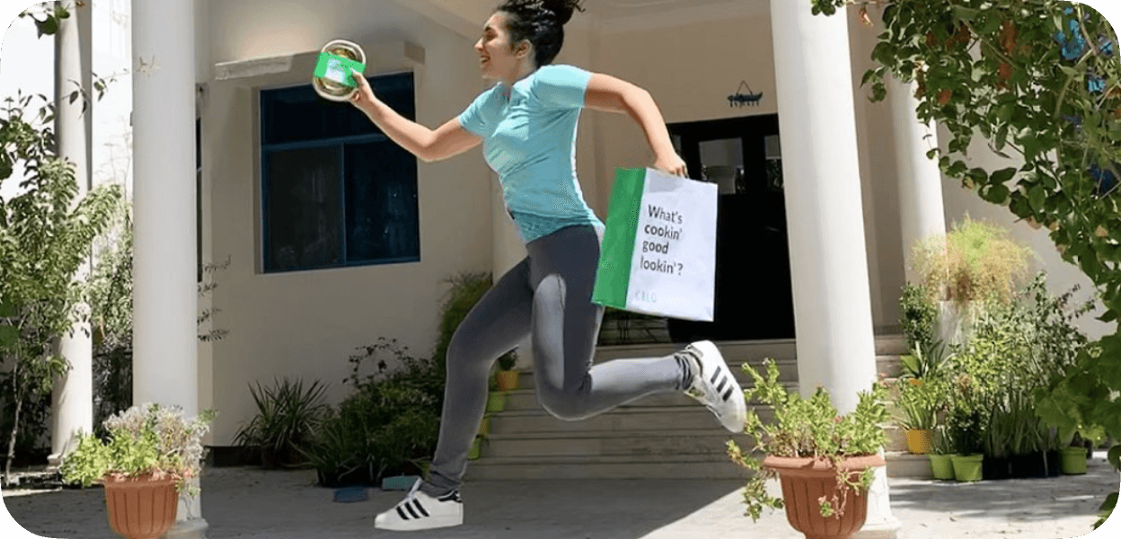 a woman delivering calo meal