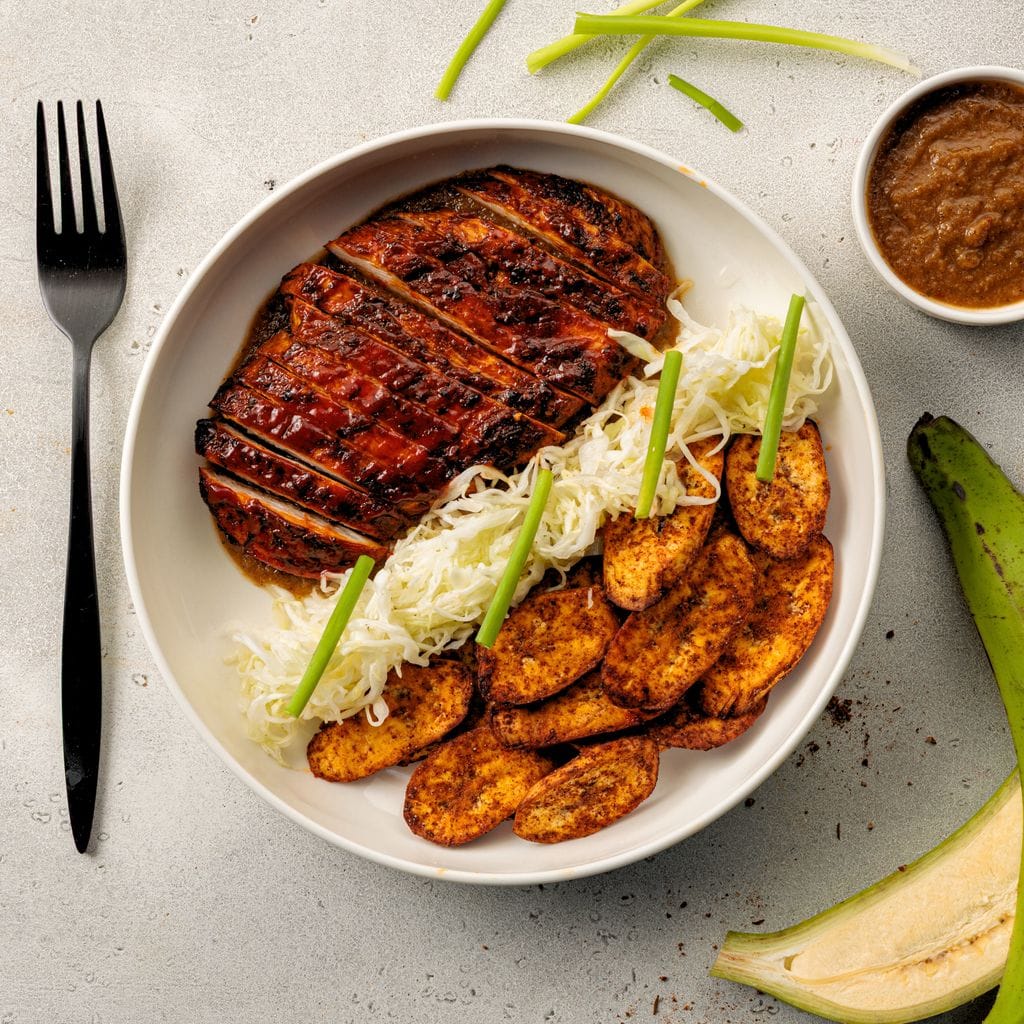 دجاج جيرك مع الموز المشوي