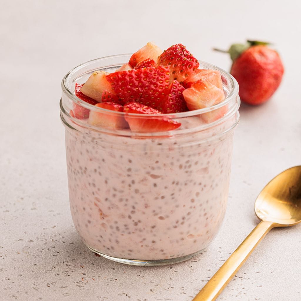 زبادي بالشيا وقطع الفراولة