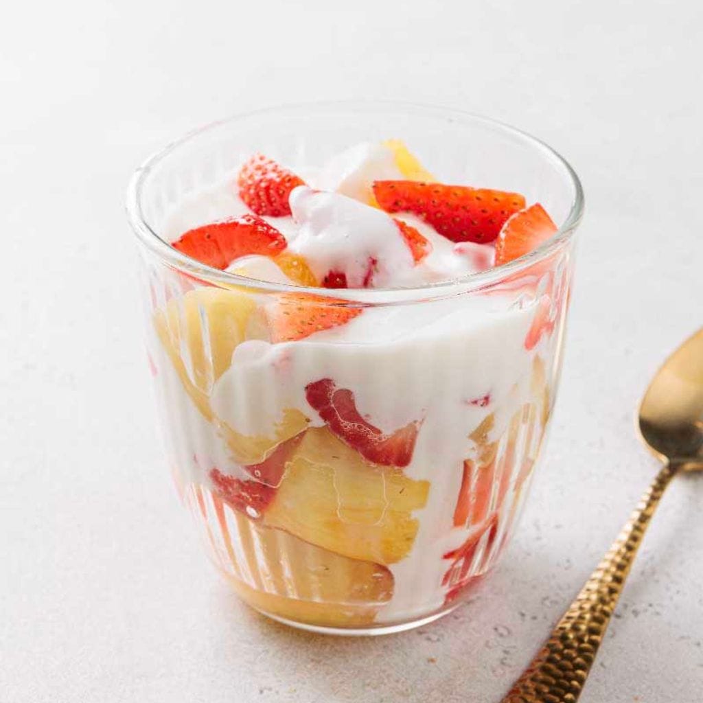 صحن بروتين الفواكة والزبادي