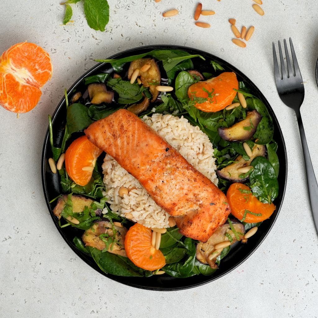 سمك السلمون مع الخضار وصلصة الطحينة والنعناع